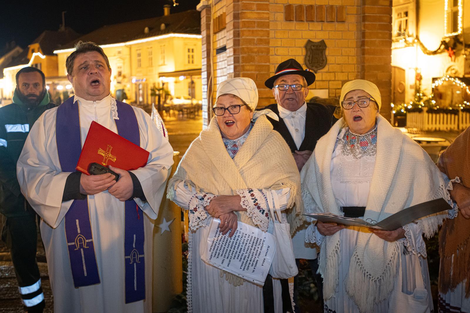 Upaljena Prva Adventska Svijeća V - Samobor